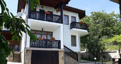HOLLY - Quiet guest house with seaview and a pool