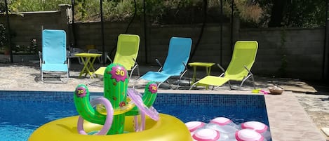 Piscine extérieure, chaises longues