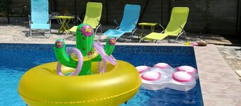 HOLLY - Quiet guest house with seaview and a pool