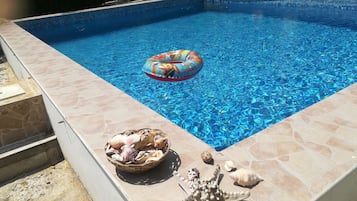 Piscine extérieure, chaises longues