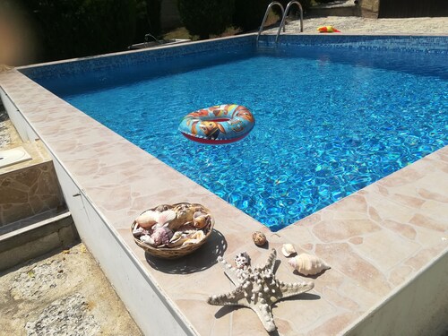 HOLLY - Quiet guest house with seaview and a pool