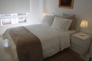 1 dormitorio, tabla de planchar con plancha, wifi y ropa de cama