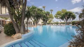 Piscine couverte, piscine extérieure, parasols de plage, chaises longues