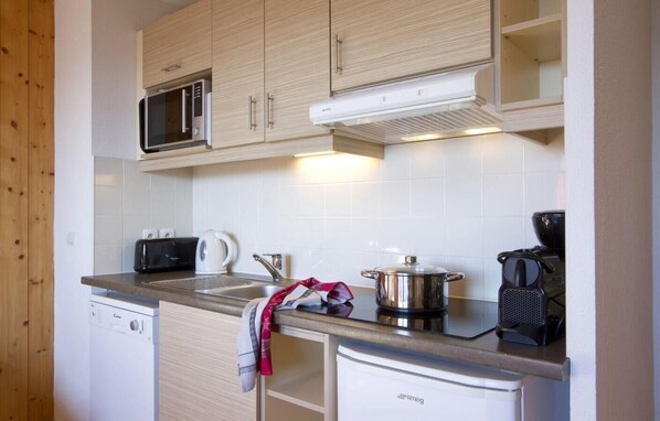 Fridge, microwave, dishwasher, coffee/tea maker