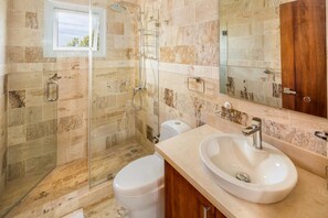 Departamento de lujo | Baño | Regadera, regadera tipo lluvia, amenidades de baño gratuitas 