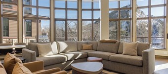 Unique End Curved Suite, Ski inout, Resort & Spa, Hot Tubs, Remodeled 2024