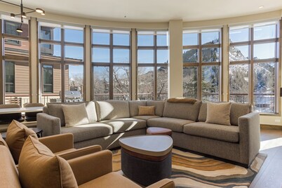 Unique End Curved Suite, Ski inout, Resort & Spa, Hot Tubs, Remodeled 2024