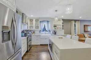 Private kitchen - Naples Park Home next to Mercato shopping, resturant dining, beautiful beaches (Naples)