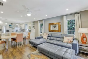 Living area - Naples Park Home next to Mercato shopping, resturant dining, beautiful beaches (Naples)