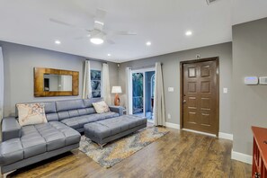 Living area - Naples Park Home next to Mercato shopping, resturant dining, beautiful beaches (Naples)