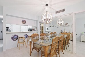 Apartment, 2 Queen-Betten (Relaxing condo with two pools and ste) | Speisen