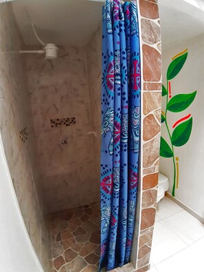 Design Room | Bathroom | Shower, rainfall showerhead, towels, soap - Casa Mood Usaquen - Hostel (Bogotá)