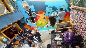 Un espace intérieur animé, agrémenté d’une fresque murale, d’une installation pour DJ et où les gens peuvent se rencontrer et échanger.