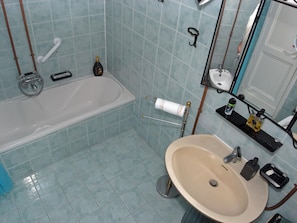 Komfortbadewanne, Regendusche, Handtücher, Seife