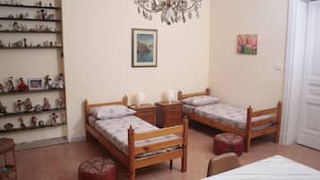 Vierpersoonskamer, gemeenschappelijke badkamer, uitzicht op zee | Verduisterende gordijnen, een strijkplank/strijkijzer, gratis wifi