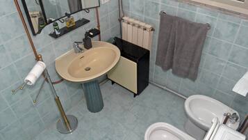 Komfortbadewanne, Regendusche, HandtĂŒcher, Seife