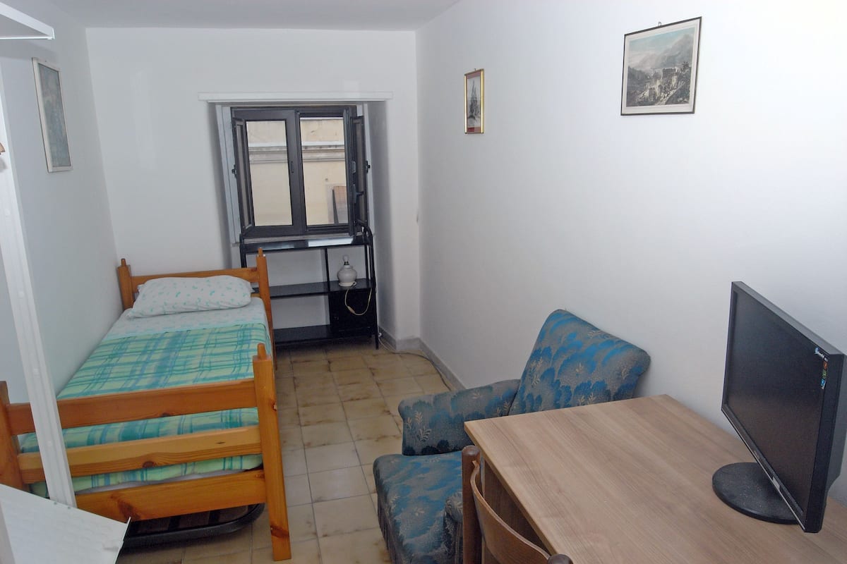 Single Room, Ensuite | Blackout curtains, iron/ironing board (on request), free WiFi