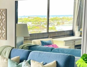 Smart TV, caminetto, tavolo da ping pong