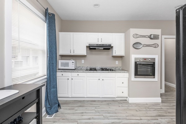 Geladeira, micro-ondas, fogão, cooktop