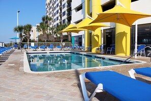 Una piscina cubierta, una piscina al aire libre