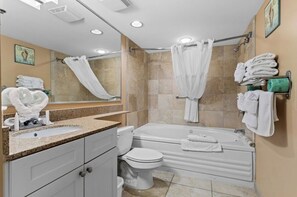 Ducha y bañera combinadas, secador de pelo, toallas y jabón
