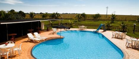 Una piscina al aire libre