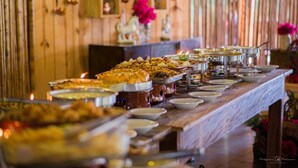 Un tavolo da buffet con diversi piatti e uno sfondo decorativo.