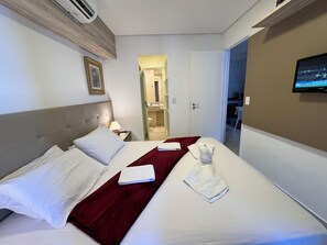 2 chambres, décor unique, ameublement unique, fer et planche à repasser