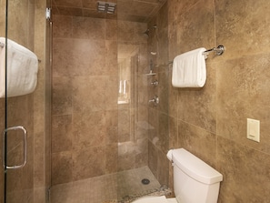 Baignoire, sèche-cheveux, serviettes fournies