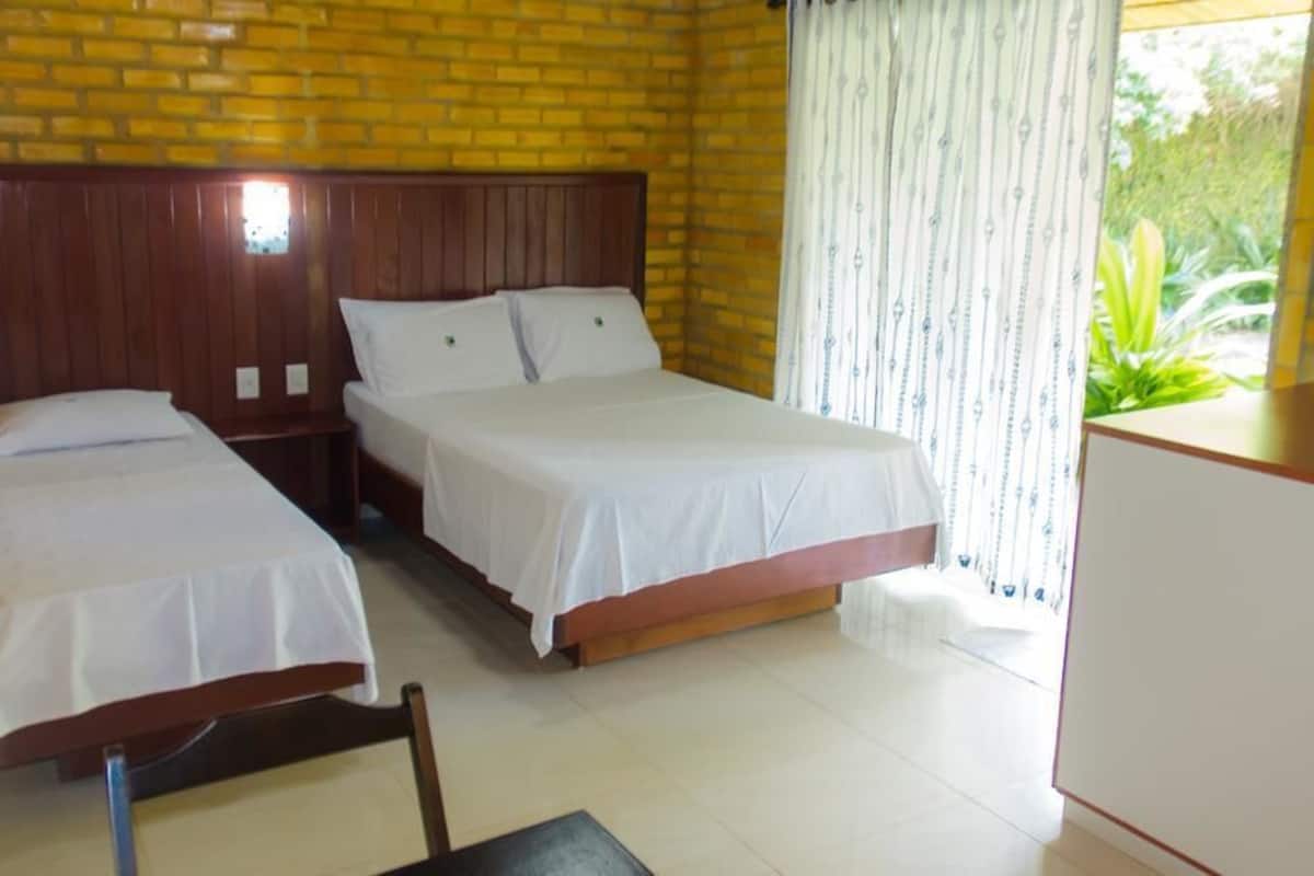 Quarto triplo standard, 1 quarto, vista para o jardim | Roupas de cama premium, frigobar