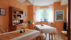 Daily continental breakfast (EUR 7.50 per person)