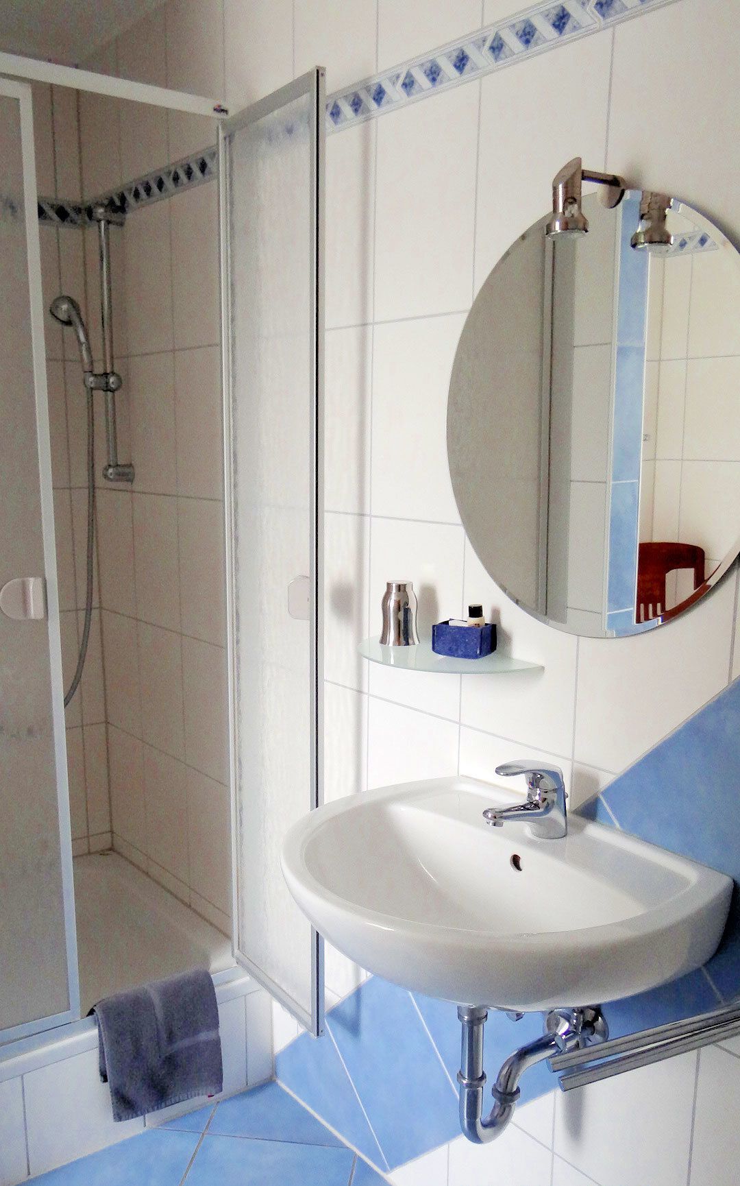 Standaard tweepersoonskamer | Badkamer | Een douche, gratis toiletartikelen, een haardroger, handdoeken