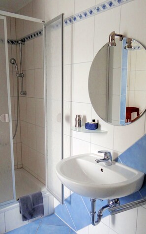 Doppelzimmer "Mühle" | Badezimmer | Dusche, kostenlose Toilettenartikel, Haartrockner, Handtücher