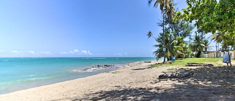 En la playa, sombrillas, snorkel