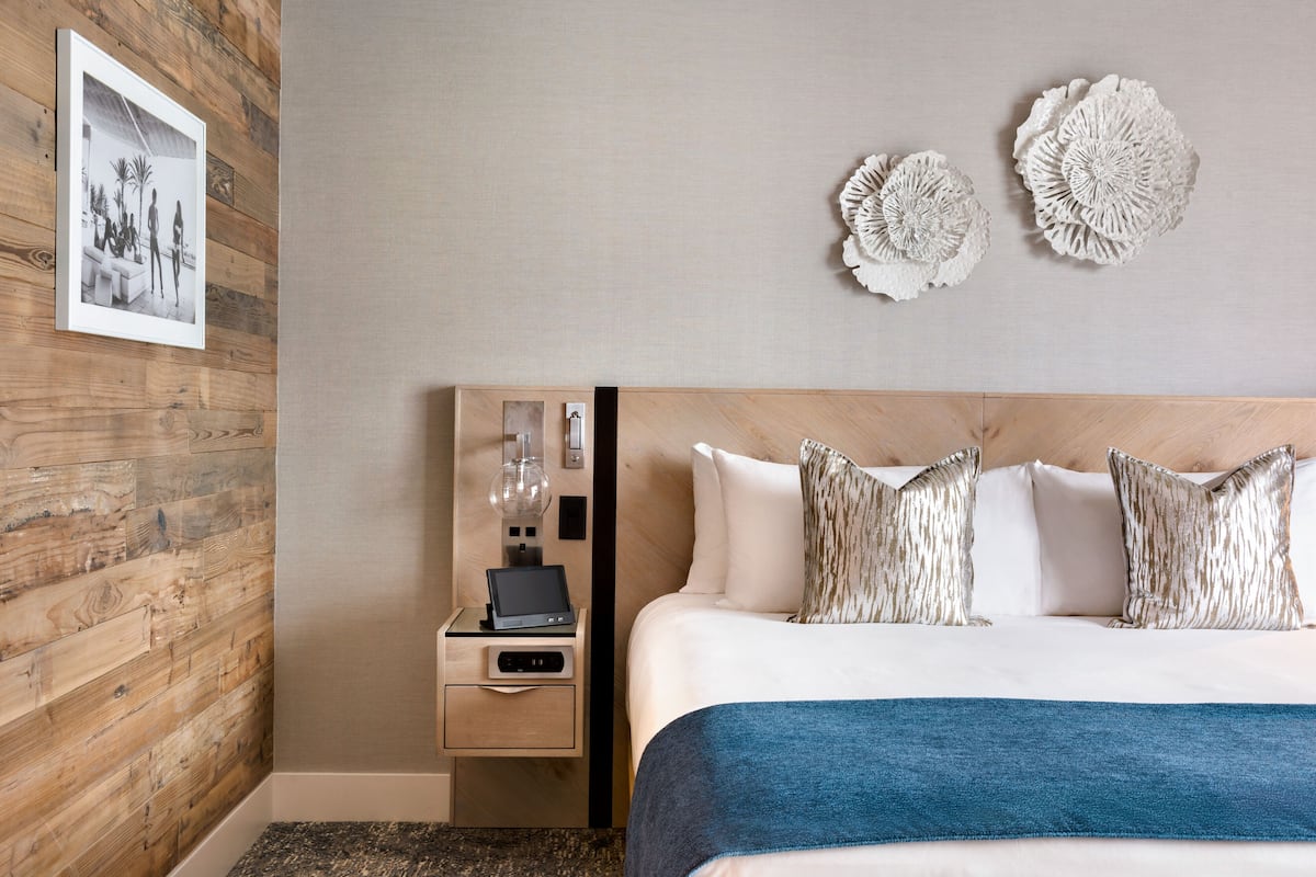 Ylelliset vuodevaatteet, untuvapeitot, pillowtop-patjalliset sängyt