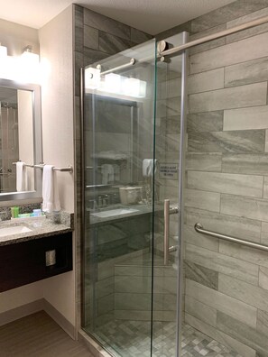 Een douche, een haardroger, handdoeken