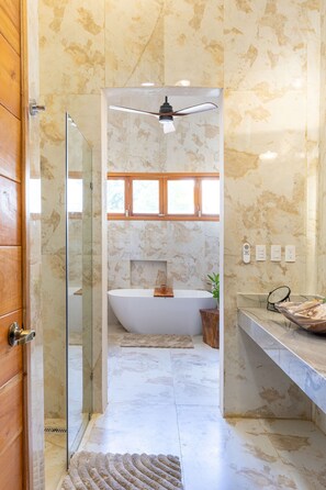 Suíte presidencial, 3 quartos, piscina particular, vista para o jardim | Banheiro | Chuveiro, chuveiro com efeito de chuva, secador de cabelo 