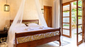 Phòng Suite Presidential, 3 phòng ngủ, hồ bơi riêng, quang cảnh vườn | Bộ đồ giường cao cấp, chăn bông, nệm có lớp đệm bông, minibar 