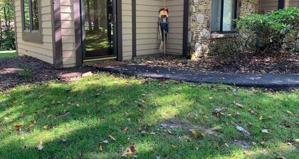 Mountain Getaway - Steps to the slopes!