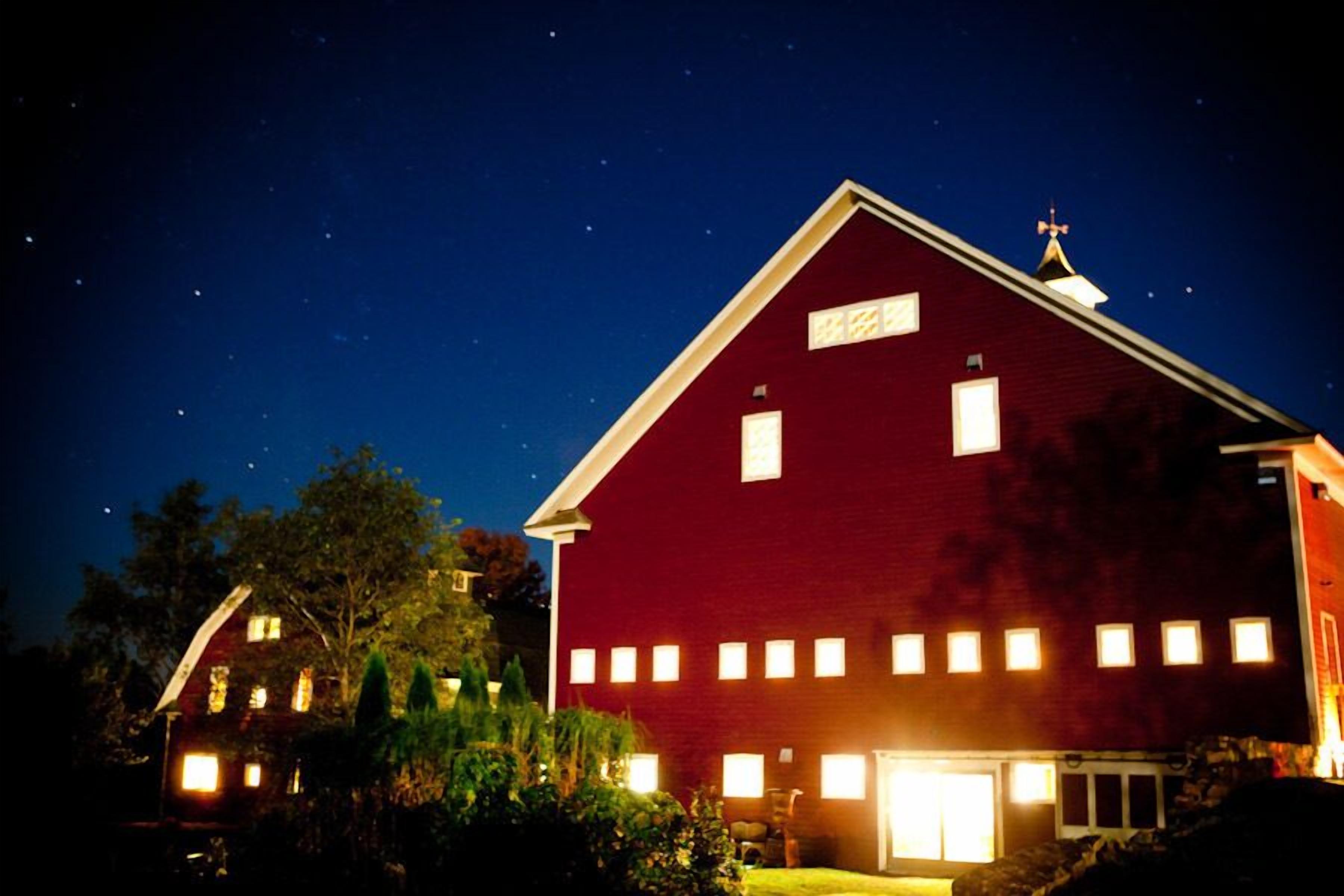 住宿正面 - 傍晚/夜晚