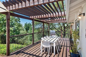 Outdoor dining - Hilltop Poolhouse - Murphy Vacation Rentals (Murphys)
