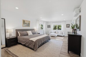 4 bedrooms, iron/ironing board, bed sheets - Hilltop Poolhouse - Murphy Vacation Rentals (Murphys)