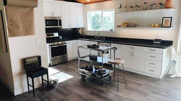 Frigorífico, microondas, horno y placa de cocina