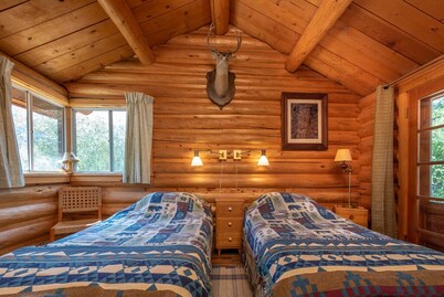 Beautiful lakeside retreat - Perfect for the adventuresome family -pet friendly