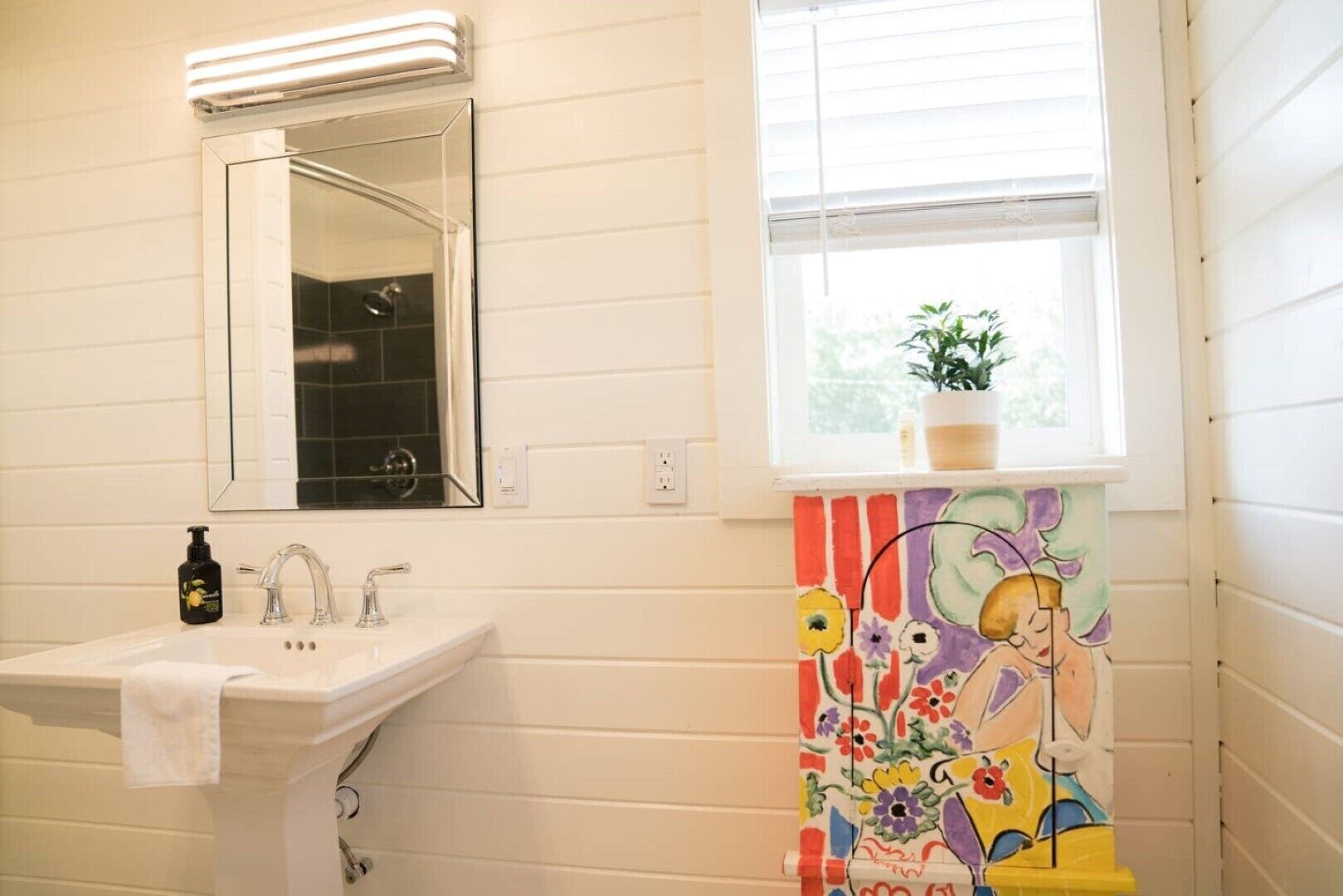 Ducha y bañera combinadas, secador de pelo, toallas y jabón