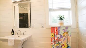 Ducha y bañera combinadas, secador de pelo, toallas y jabón