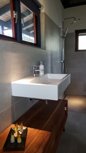 Een douche, een haardroger, handdoeken, shampoo