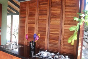 Fridge, stovetop, coffee/tea maker, electric kettle