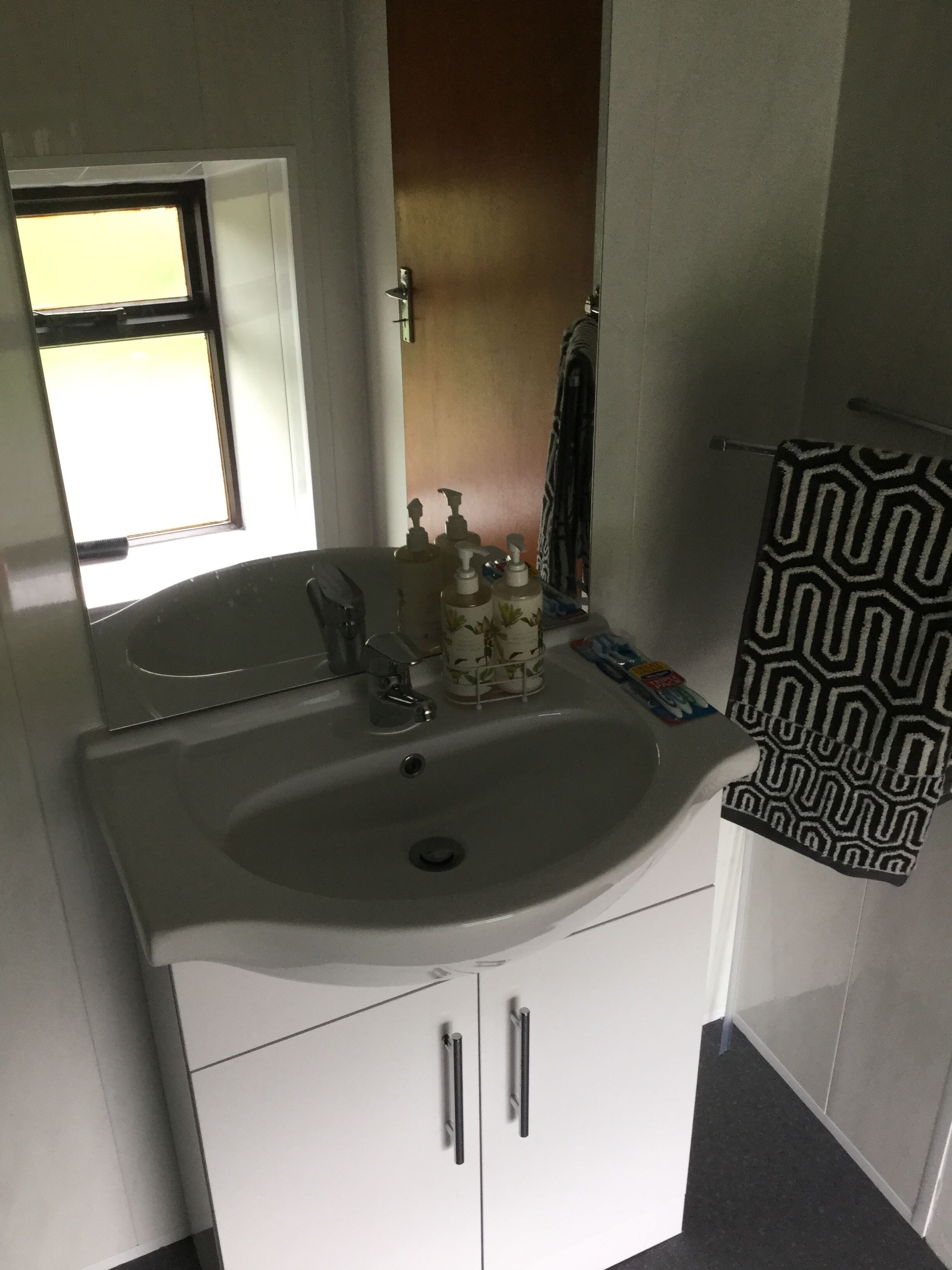 Secador de cabelo, toalhas de banho, sabonete, shampoo