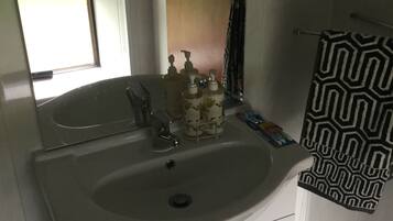 Secador de cabelo, toalhas de banho, sabonete, shampoo